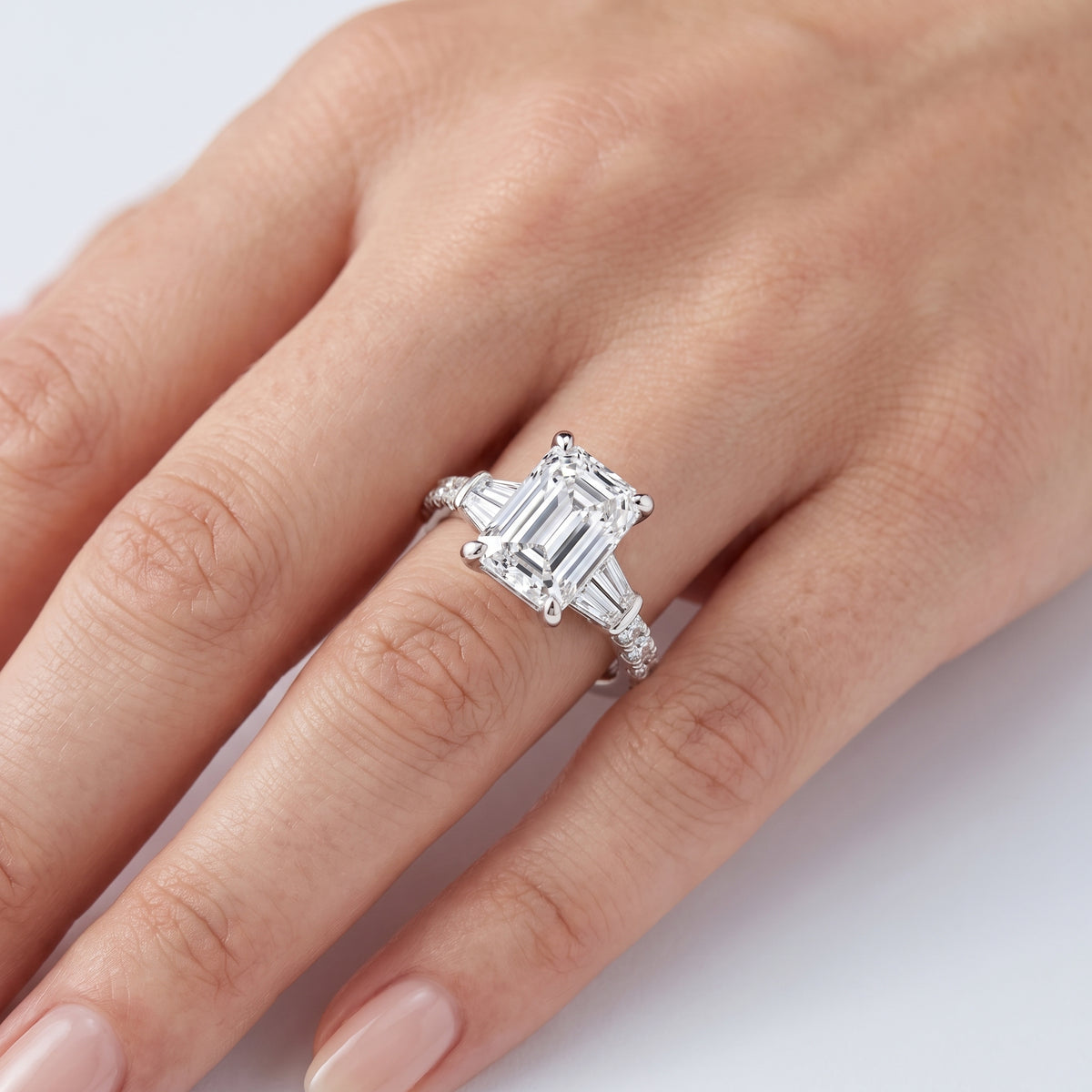 _lifestyle_image@SKU:R6517-LGDE0400000PL #metal_platinum+origin_lab-grown+quality_ef-vs2+