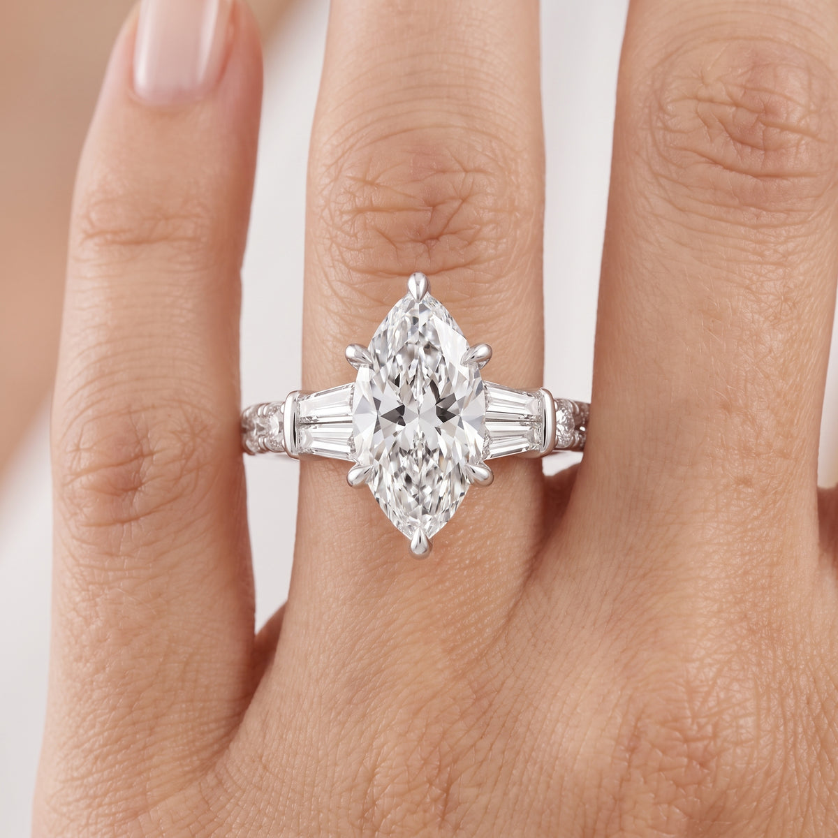 _lifestyle_image@SKU:R6517-LGDM02000004W #metal_14k-white-gold+origin_lab-grown+quality_ef-vs2+