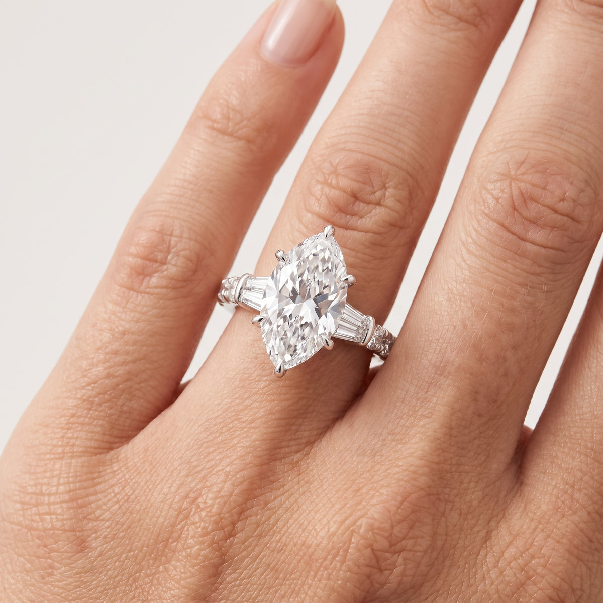 _lifestyle_image@SKU:R6517-LGDM04000004W #metal_14k-white-gold+origin_lab-grown+quality_ef-vs2+