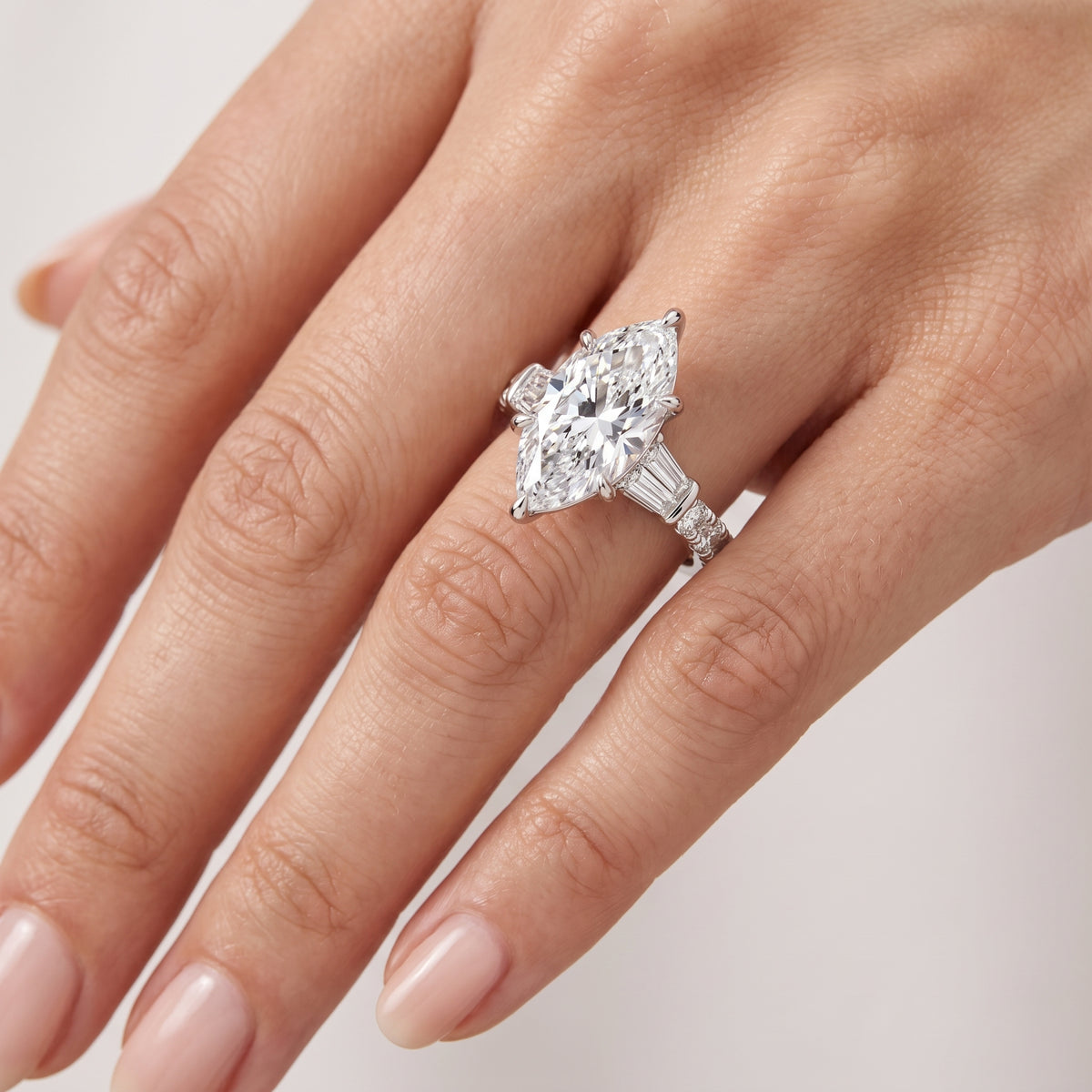 _lifestyle_image@SKU:R6517-LGDM0400000PL #metal_platinum+origin_lab-grown+quality_ef-vs2+