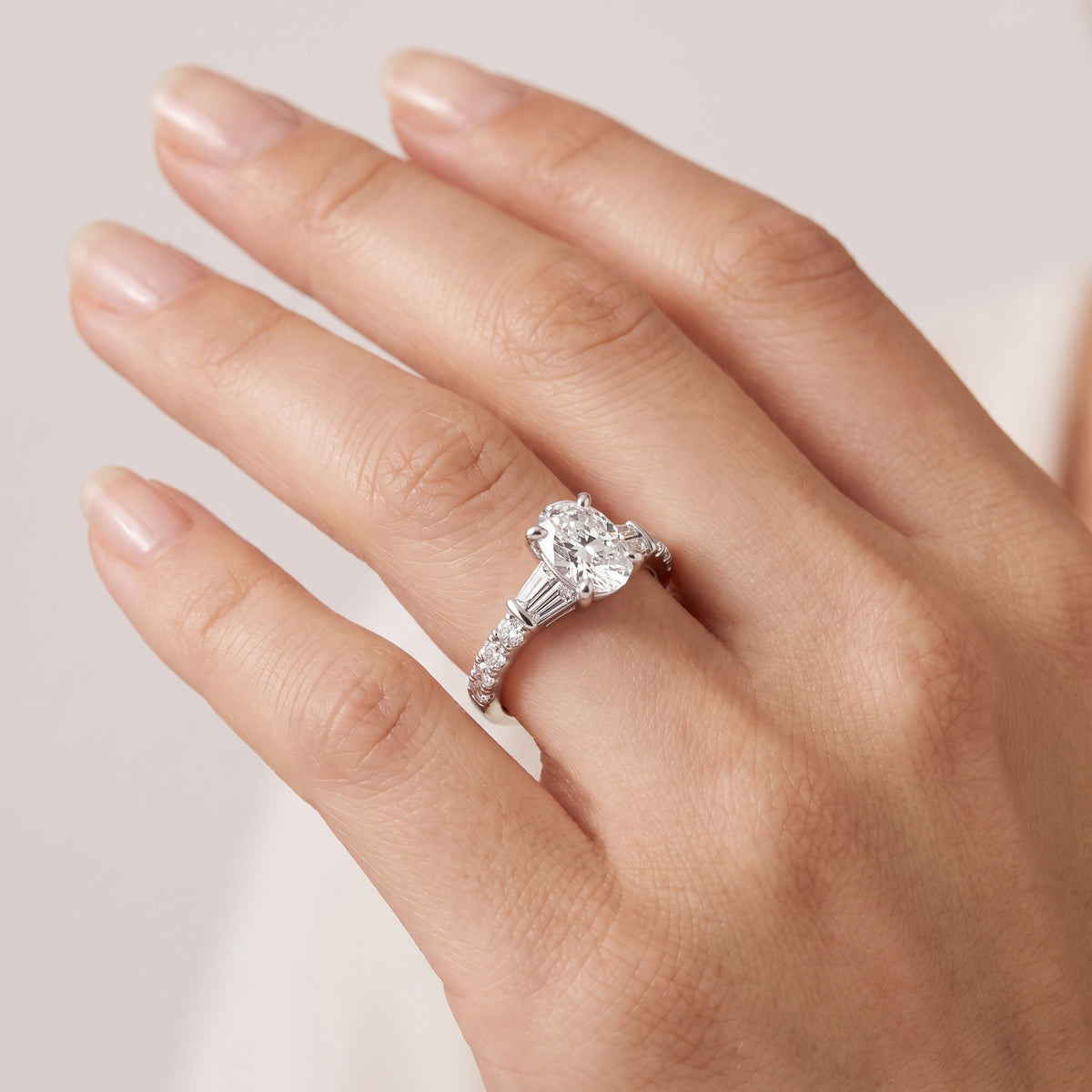 _lifestyle_image@SKU:R6517-LGDO01000004W #metal_14k-white-gold+origin_lab-grown+quality_ef-vs2+