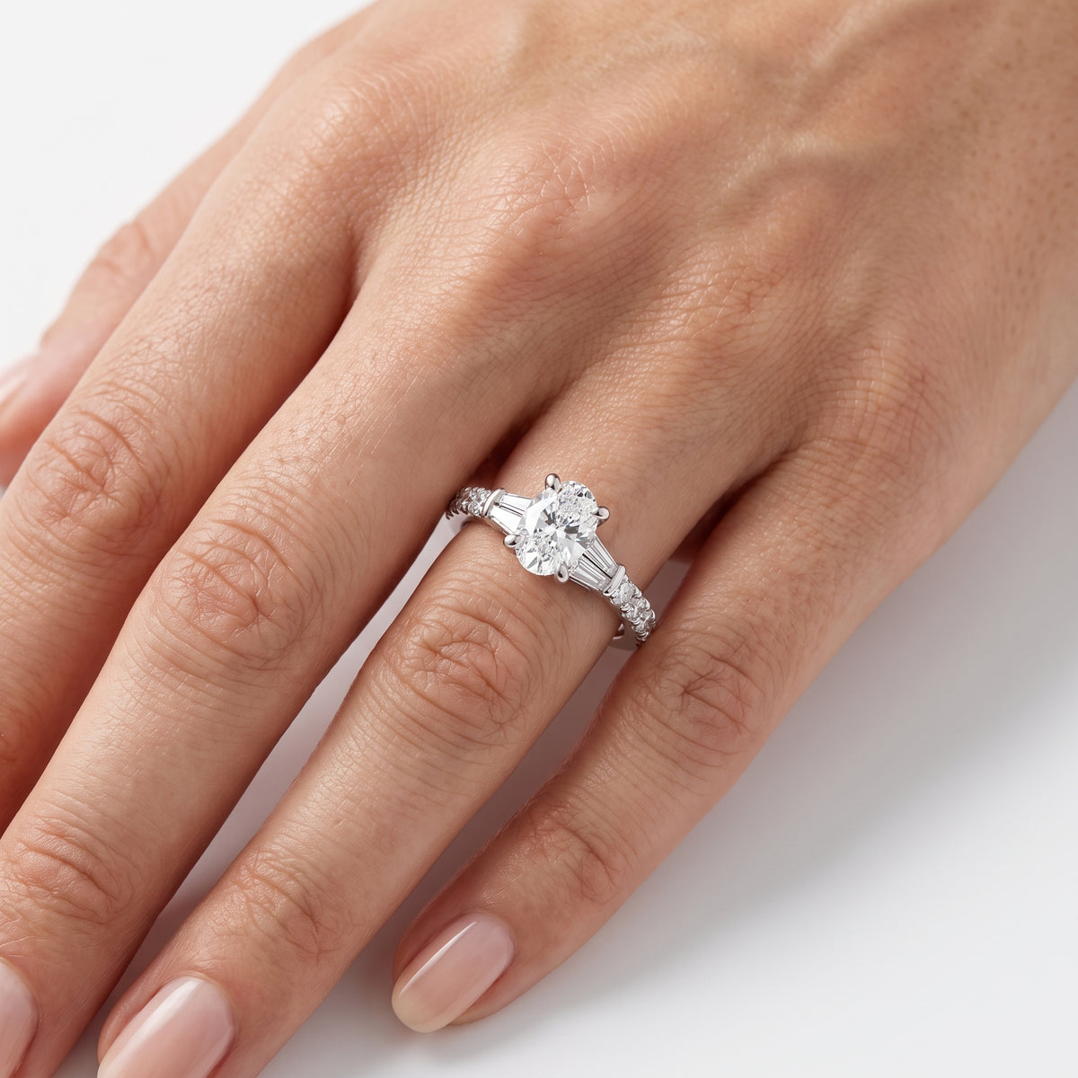 _lifestyle_image@SKU:R6517-LGDO0100000PL #metal_platinum+origin_lab-grown+quality_ef-vs2+