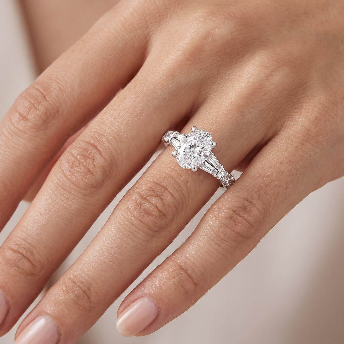 _lifestyle_image@SKU:R6517-LGDO02000004W #metal_14k-white-gold+origin_lab-grown+quality_ef-vs2+
