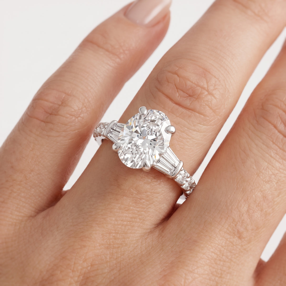 _lifestyle_image@SKU:R6517-LGDO03000004W #metal_14k-white-gold+origin_lab-grown+quality_ef-vs2+
