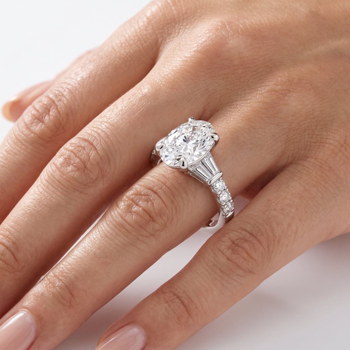 _lifestyle_image@SKU:R6517-LGDO0300000PL #metal_platinum+origin_lab-grown+quality_ef-vs2+