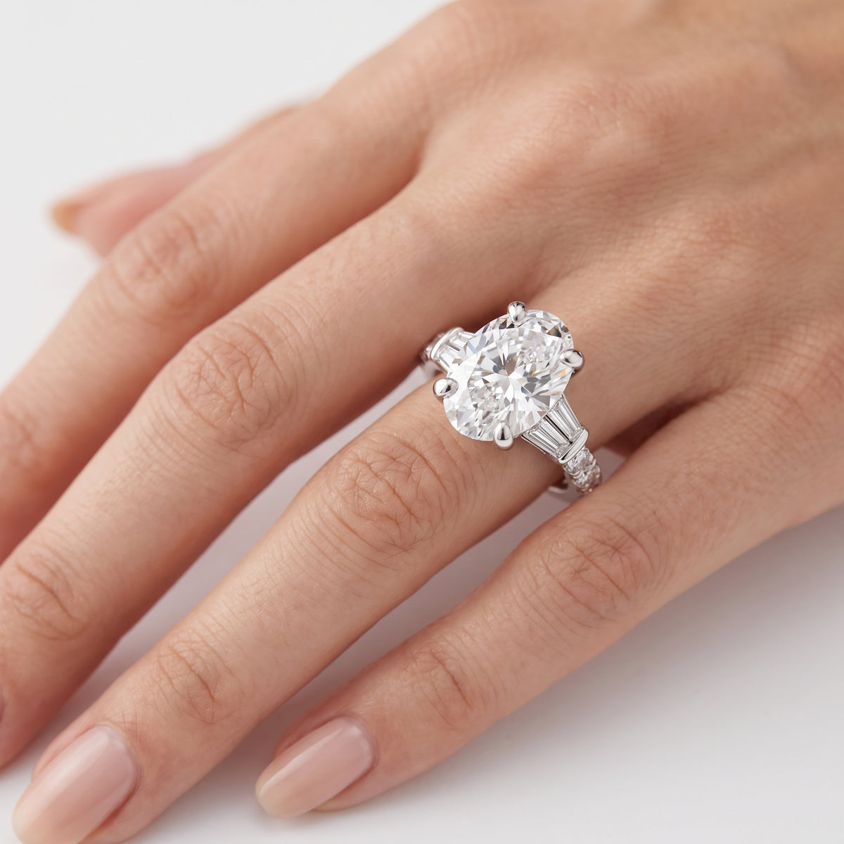 _lifestyle_image@SKU:R6517-LGDO04000004W #metal_14k-white-gold+origin_lab-grown+quality_ef-vs2+
