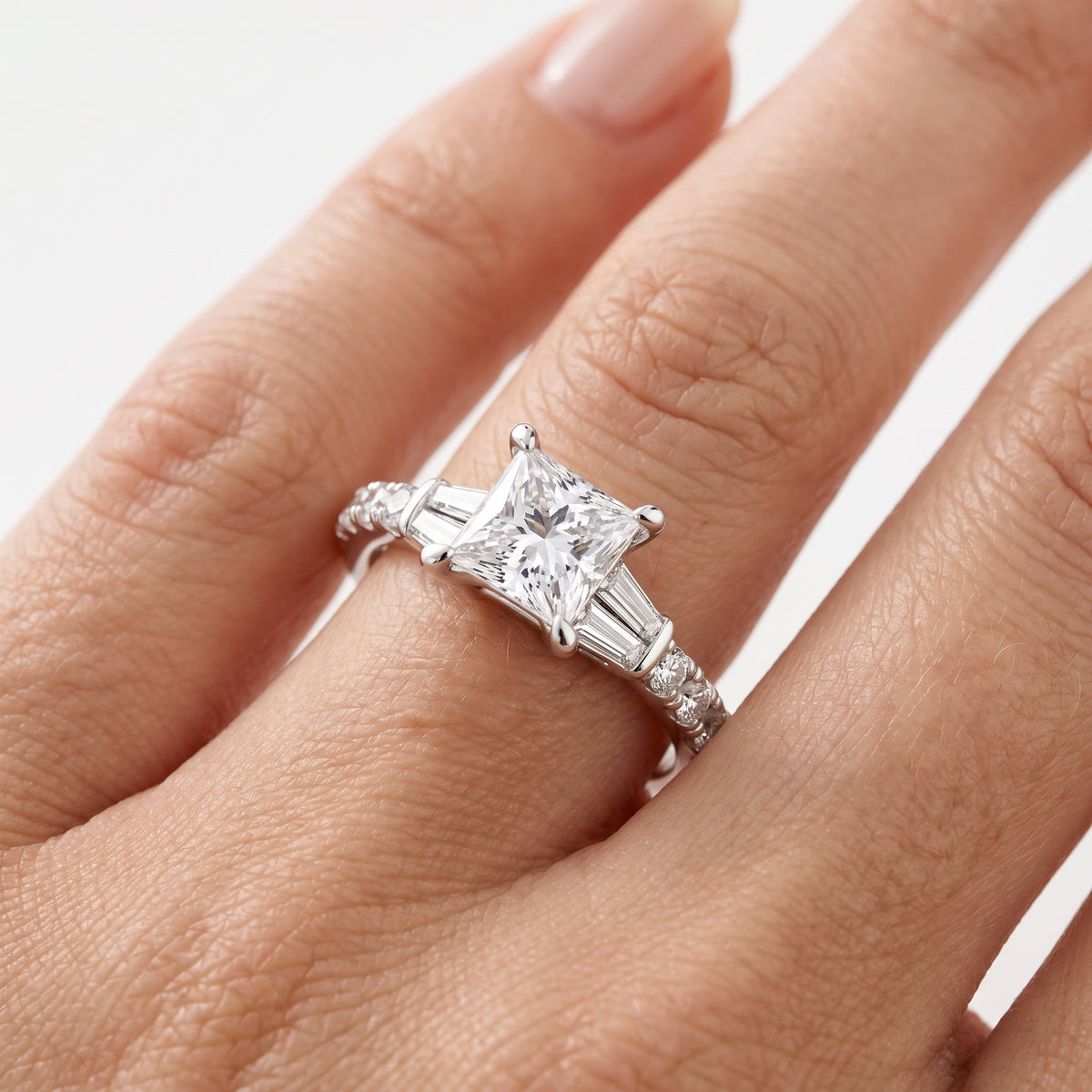 _lifestyle_image@SKU:R6517-LGDP01000004W #metal_14k-white-gold+origin_lab-grown+quality_ef-vs2+