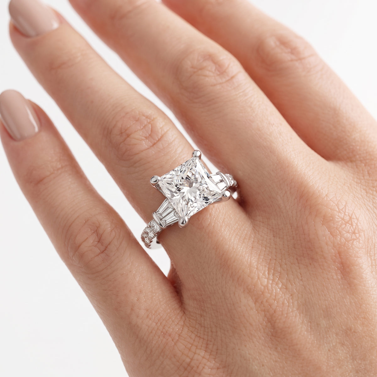 _lifestyle_image@SKU:R6517-LGDP0300000PL #metal_platinum+origin_lab-grown+quality_ef-vs2+