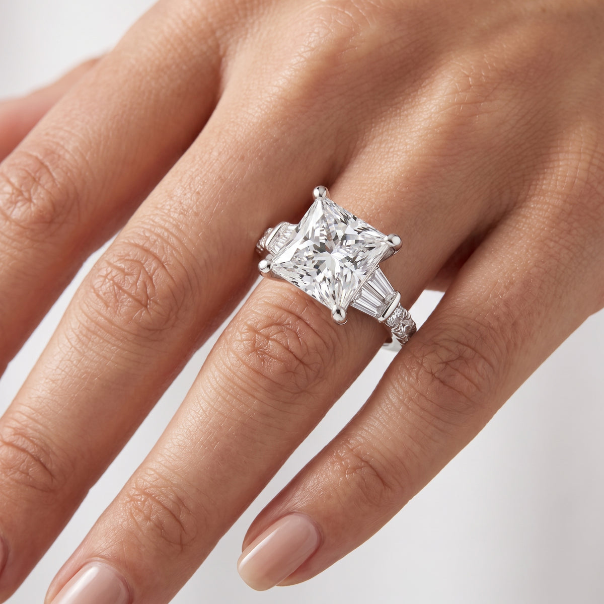 _lifestyle_image@SKU:R6517-LGDP04000004W #metal_14k-white-gold+origin_lab-grown+quality_ef-vs2+