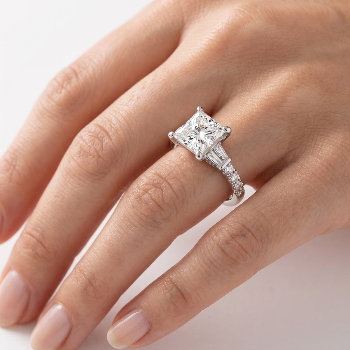 _lifestyle_image@SKU:R6517-LGDP0400000PL #metal_platinum+origin_lab-grown+quality_ef-vs2+
