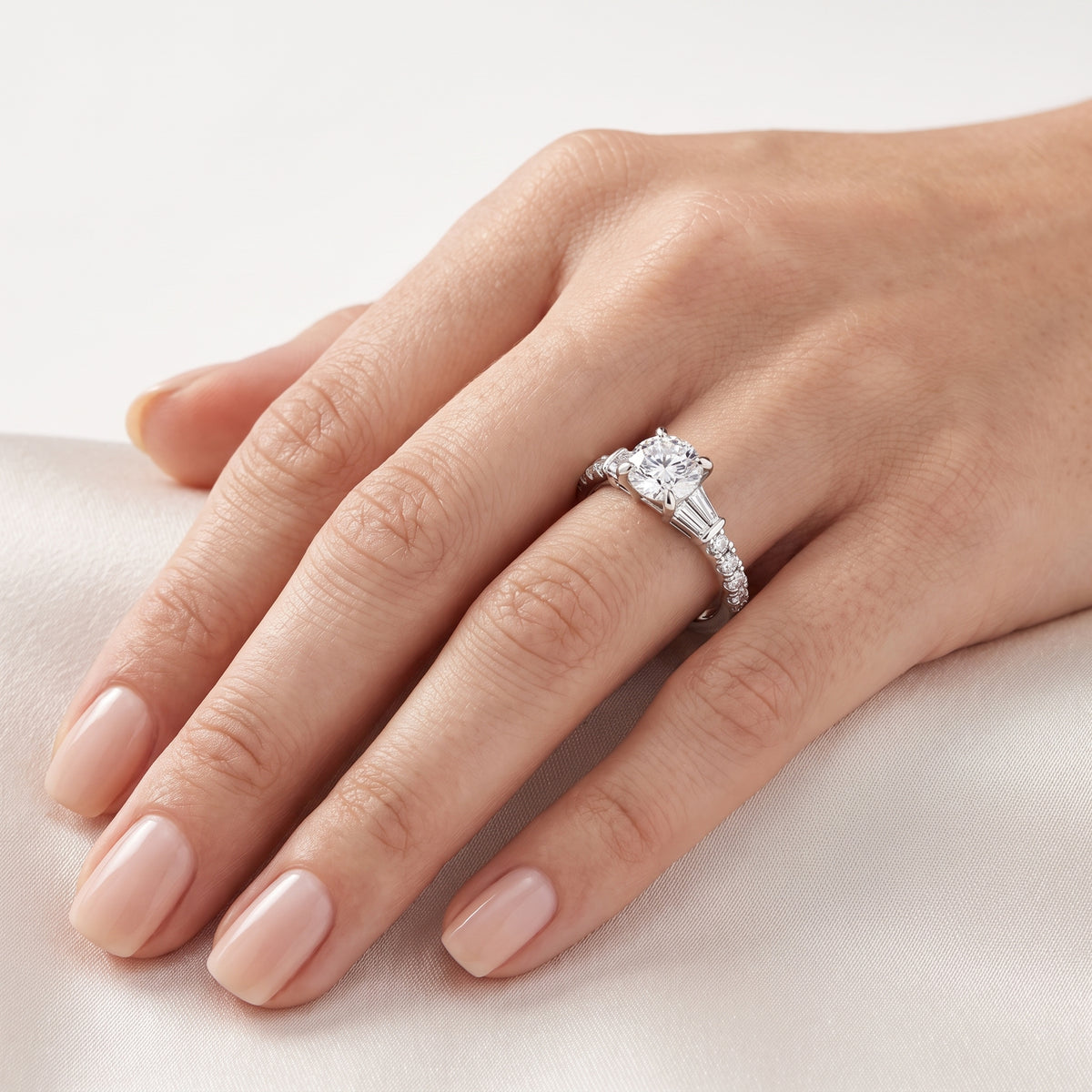 _lifestyle_image@SKU:R6517-LGDR01000004W #metal_14k-white-gold+origin_lab-grown+quality_ef-vs2+