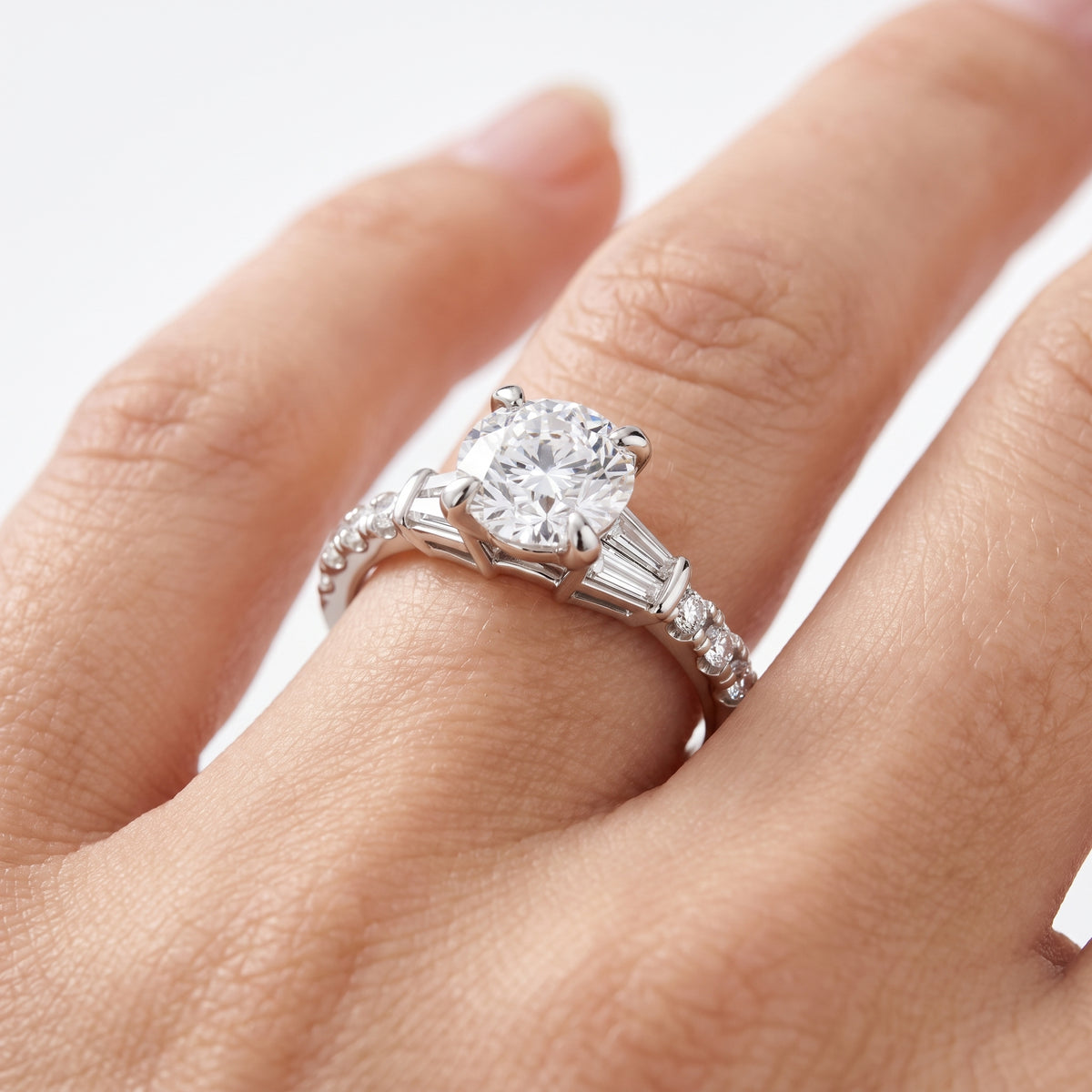 _lifestyle_image@SKU:R6517-LGDR0200000PL #metal_platinum+origin_lab-grown+quality_ef-vs2+