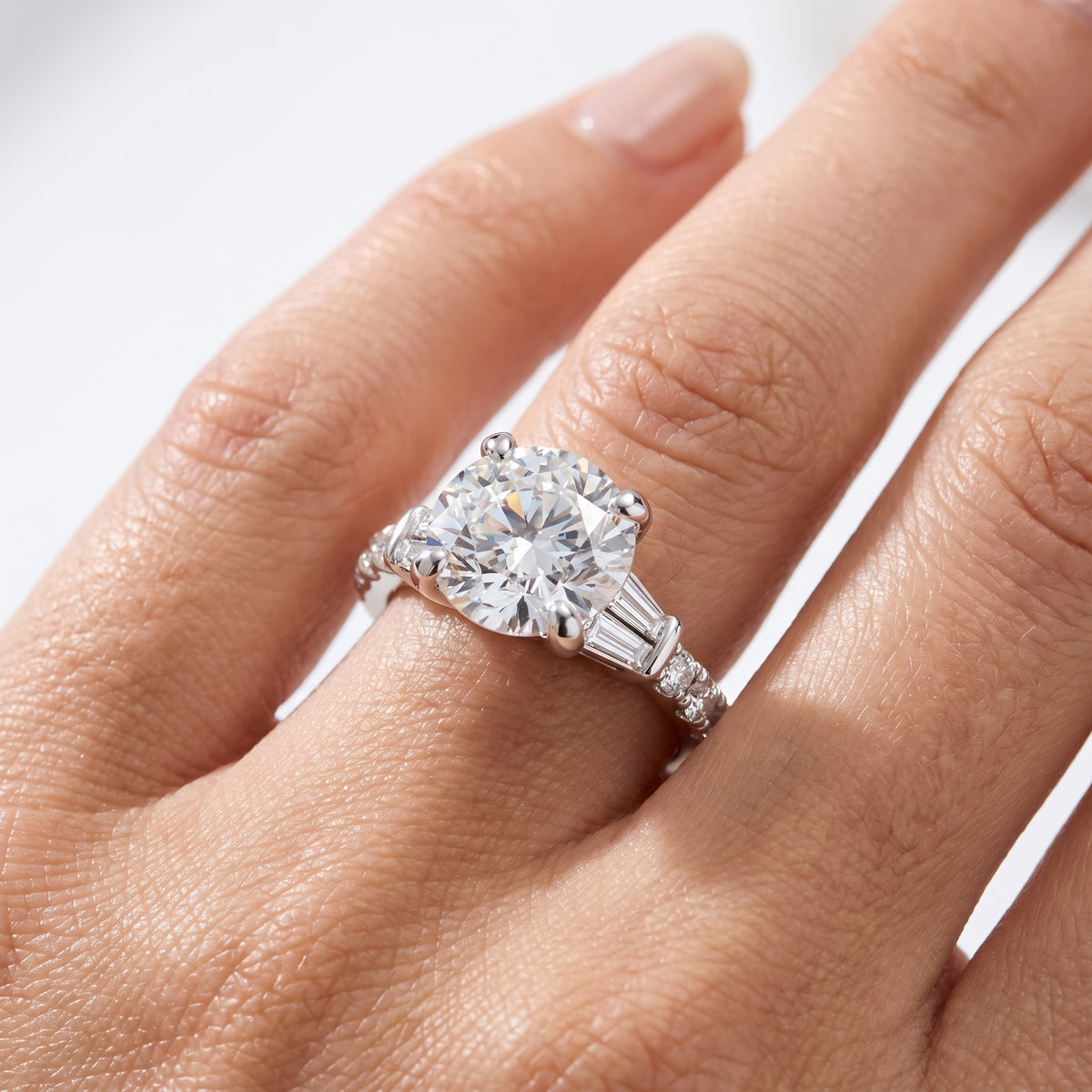 _lifestyle_image@SKU:R6517-LGDR03000004W #metal_14k-white-gold+origin_lab-grown+quality_ef-vs2+