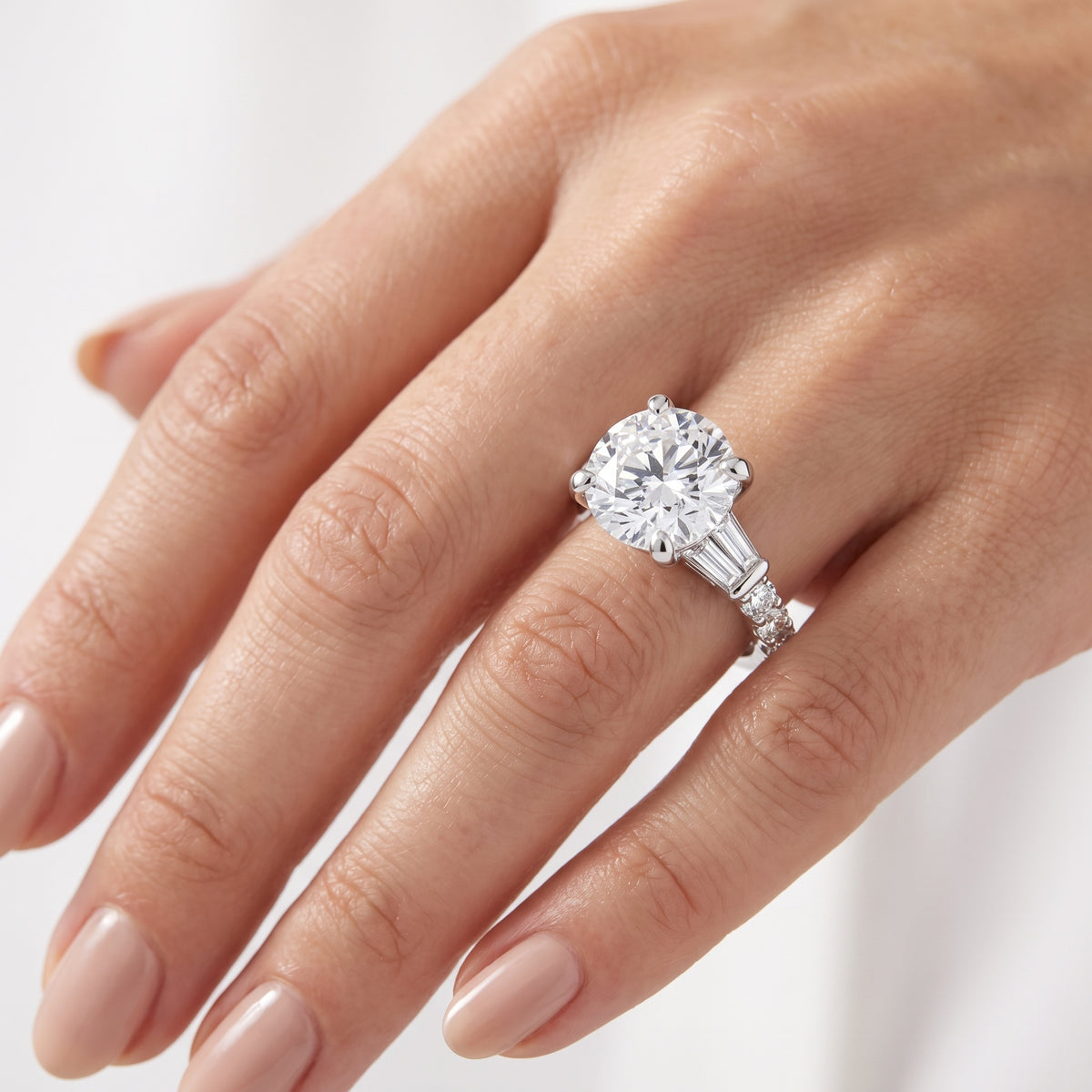 _lifestyle_image@SKU:R6517-LGDR04000004W #metal_14k-white-gold+origin_lab-grown+quality_ef-vs2+