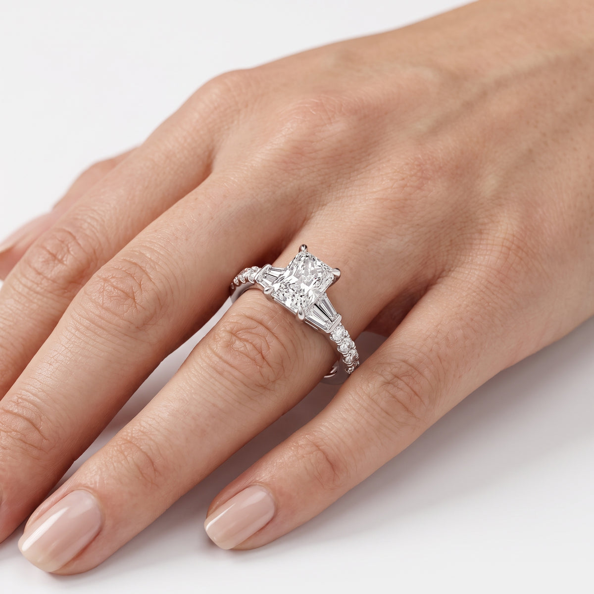 _lifestyle_image@SKU:R6517-LGDT0100000PL #metal_platinum+origin_lab-grown+quality_ef-vs2+