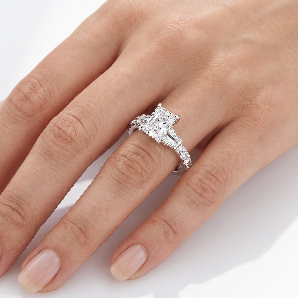_lifestyle_image@SKU:R6517-LGDT02000004W #metal_14k-white-gold+origin_lab-grown+quality_ef-vs2+