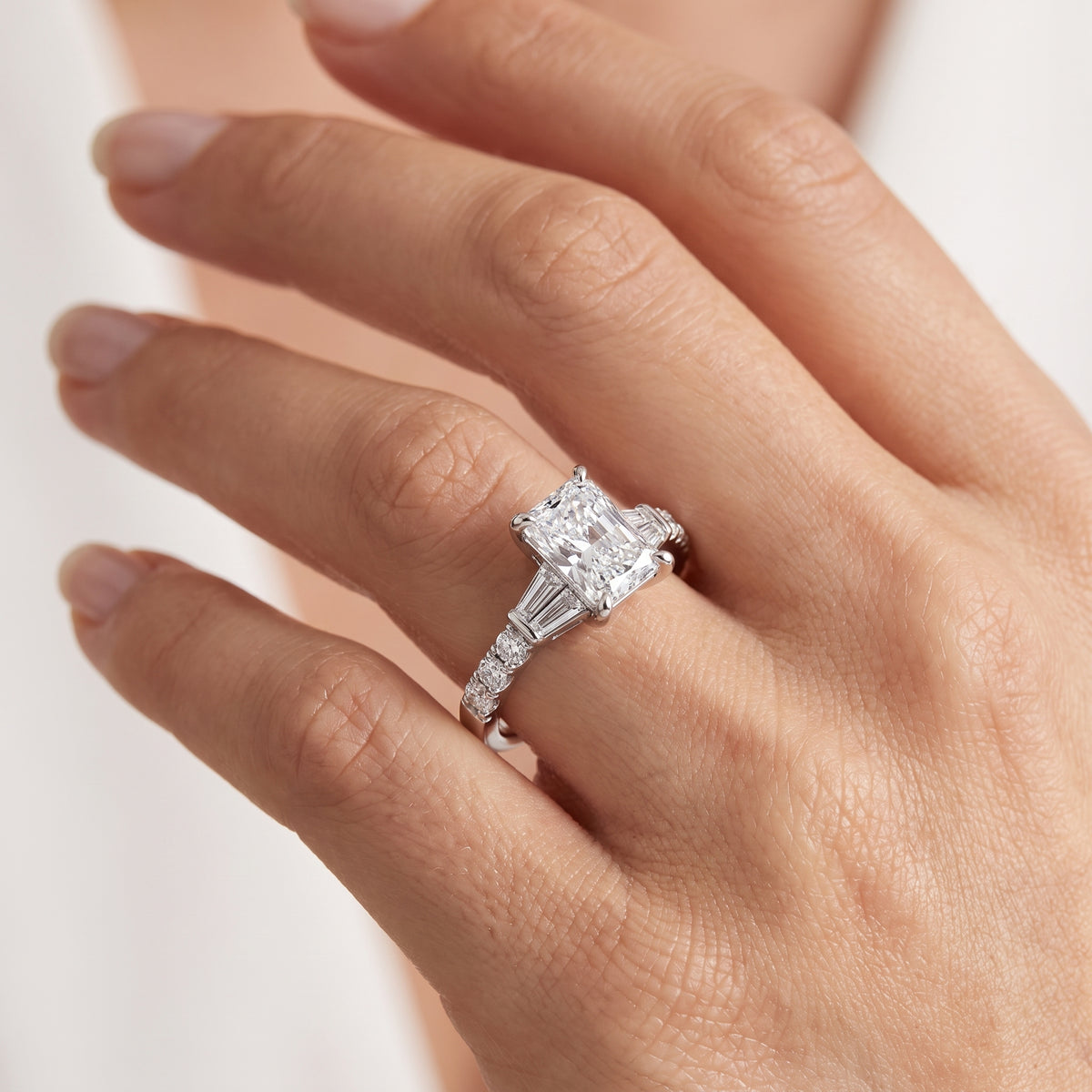 _lifestyle_image@SKU:R6517-LGDT0200000PL #metal_platinum+origin_lab-grown+quality_ef-vs2+