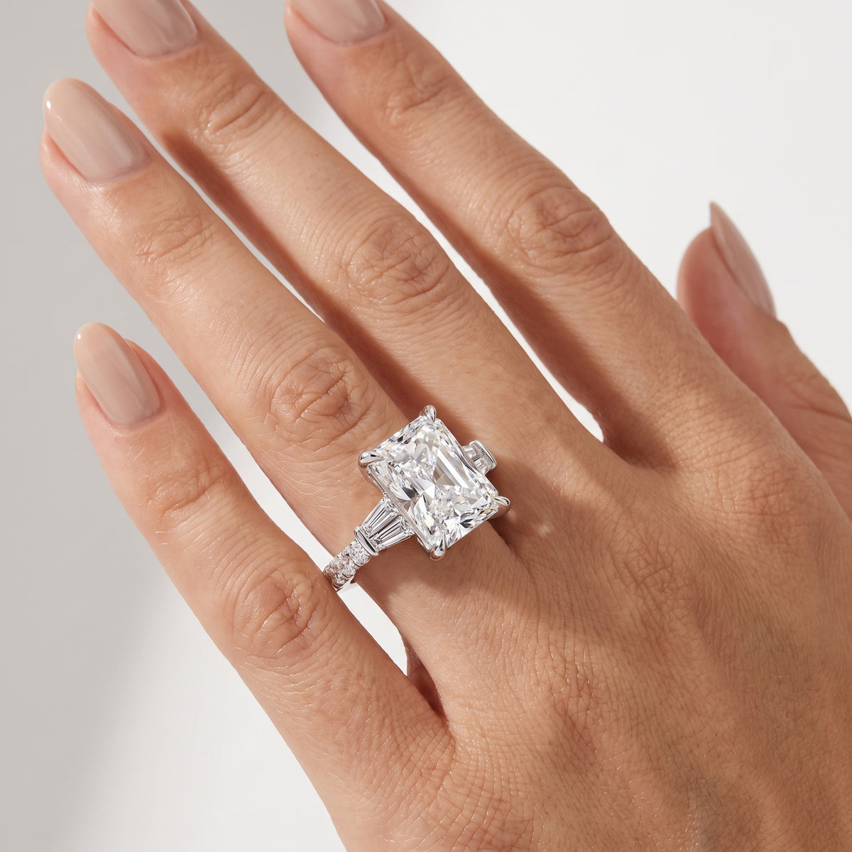 _lifestyle_image@SKU:R6517-LGDT04000004W #metal_14k-white-gold+origin_lab-grown+quality_ef-vs2+