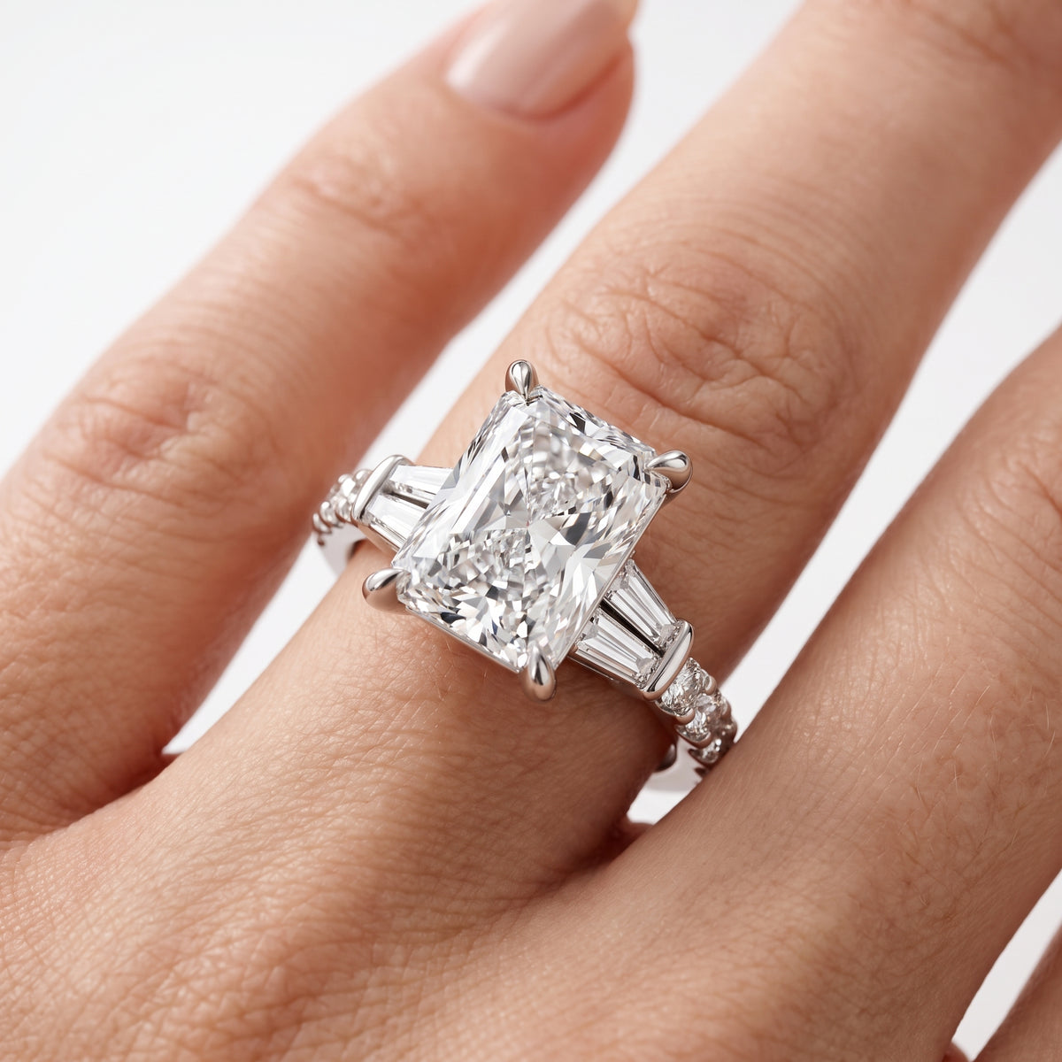 _lifestyle_image@SKU:R6517-LGDT0400000PL #metal_platinum+origin_lab-grown+quality_ef-vs2+