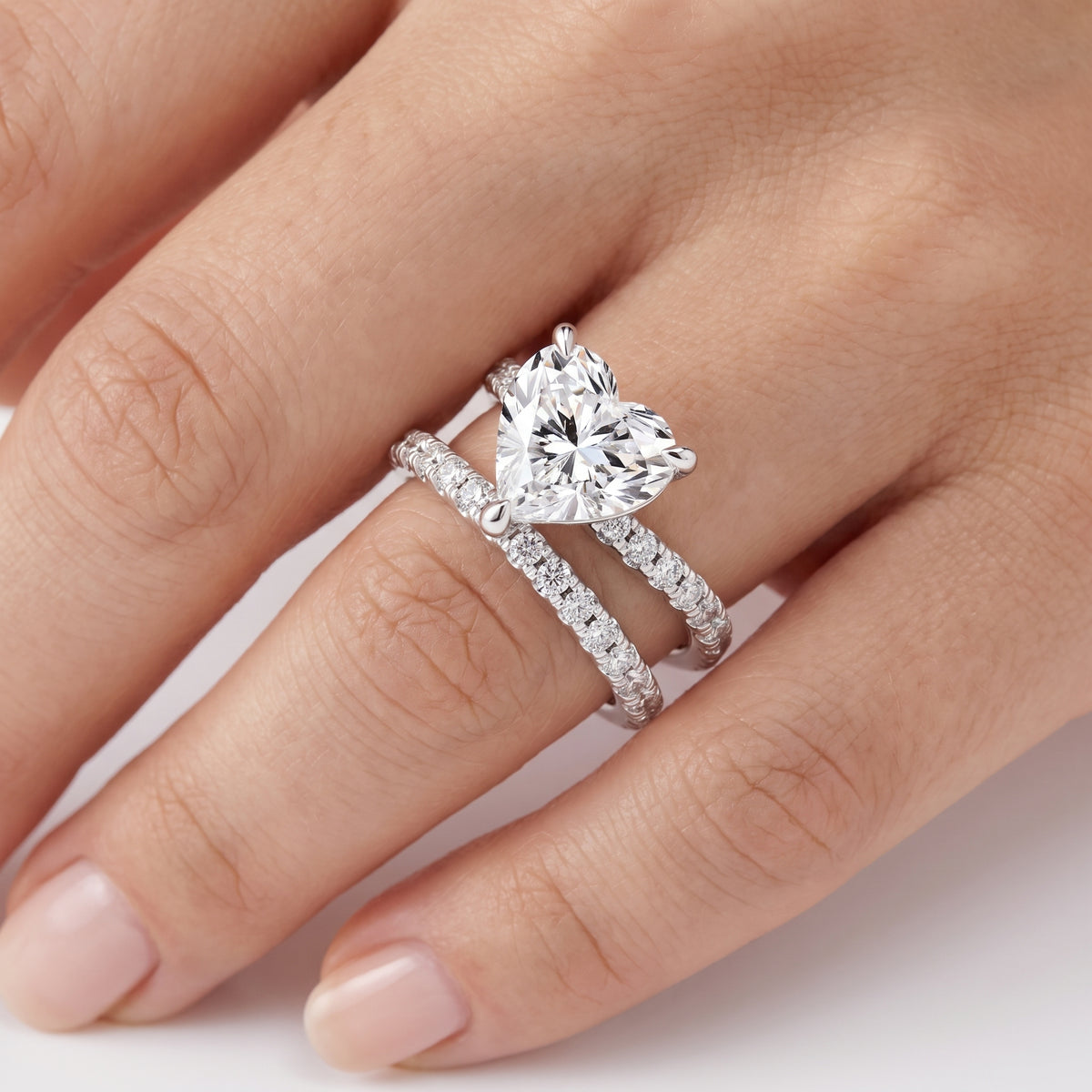 _lifestyle_image@SKU:R7245-LADH02000004W #metal_10k-white-gold+origin_lab-grown+quality_g-si
