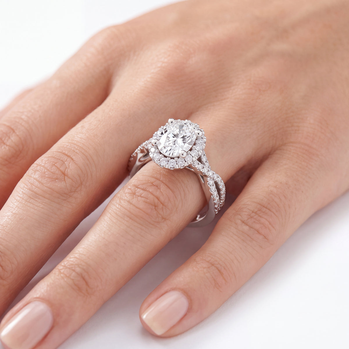 _lifestyle_image@SKU:R7330-NADO01700004W #metal_14k-white-gold+origin_lab-grown+quality_ef-vs2+
