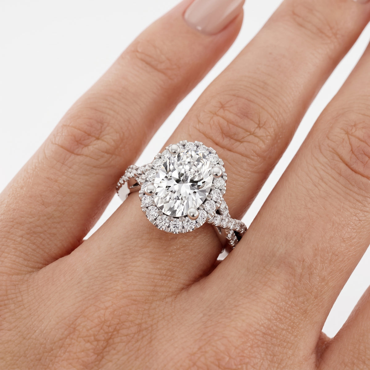 _lifestyle_image@SKU:R7330-NADO0170000PL #metal_platinum+origin_lab-grown+quality_ef-vs2+