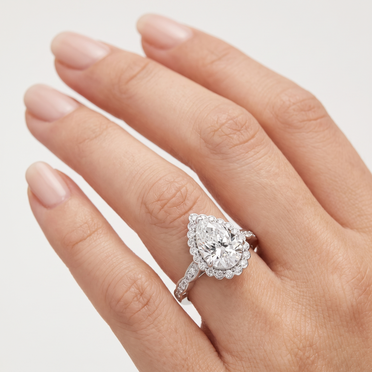 _lifestyle_image@SKU:R7538-NADD0200000PL #metal_platinum+origin_lab-grown+quality_ef-vs2+