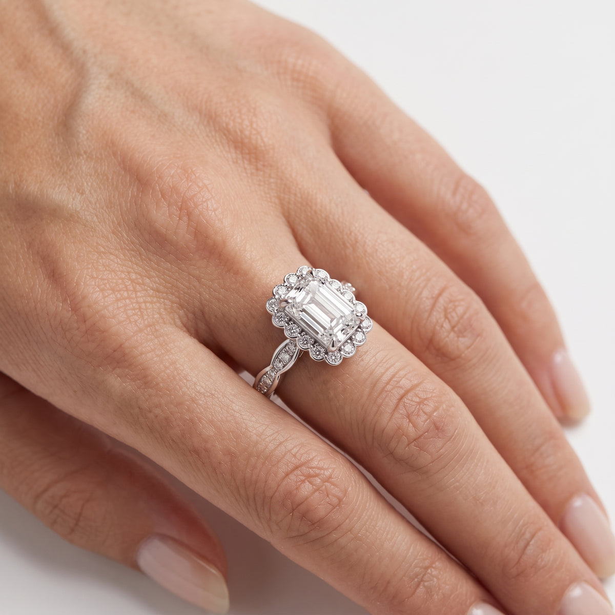 _lifestyle_image@SKU:R7538-LADE02000004W #metal_10k-white-gold+origin_lab-grown+quality_g-si