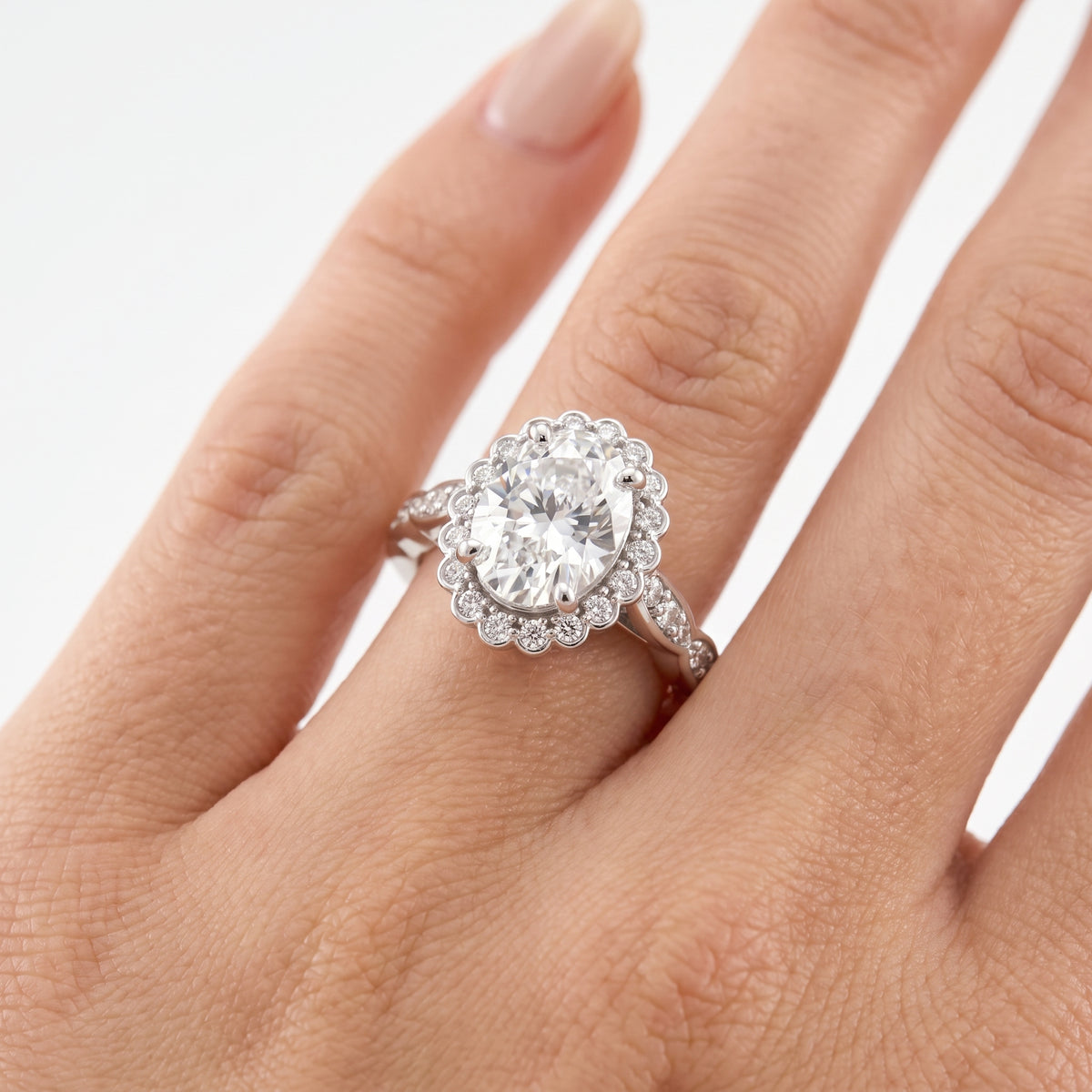 _lifestyle_image@SKU:R7538-LADO02000004W #metal_10k-white-gold+origin_lab-grown+quality_g-si