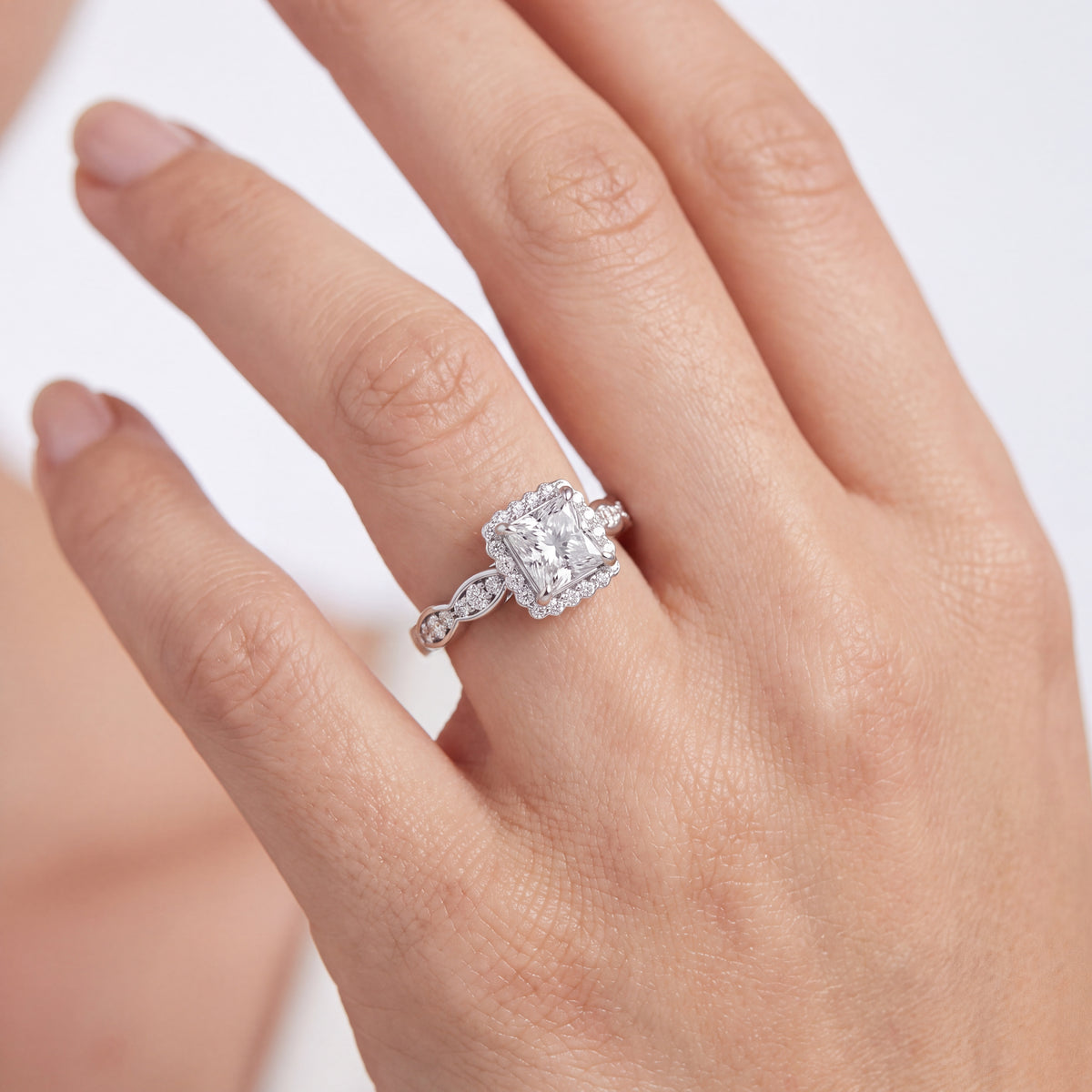 _lifestyle_image@SKU:R7538-LADP01000004W #metal_10k-white-gold+origin_lab-grown+quality_g-si