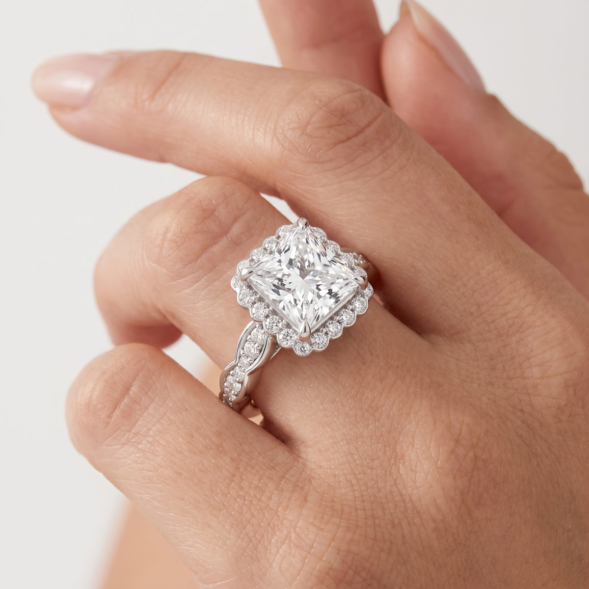 _lifestyle_image@SKU:R7538-LADP02000004W #metal_10k-white-gold+origin_lab-grown+quality_g-si