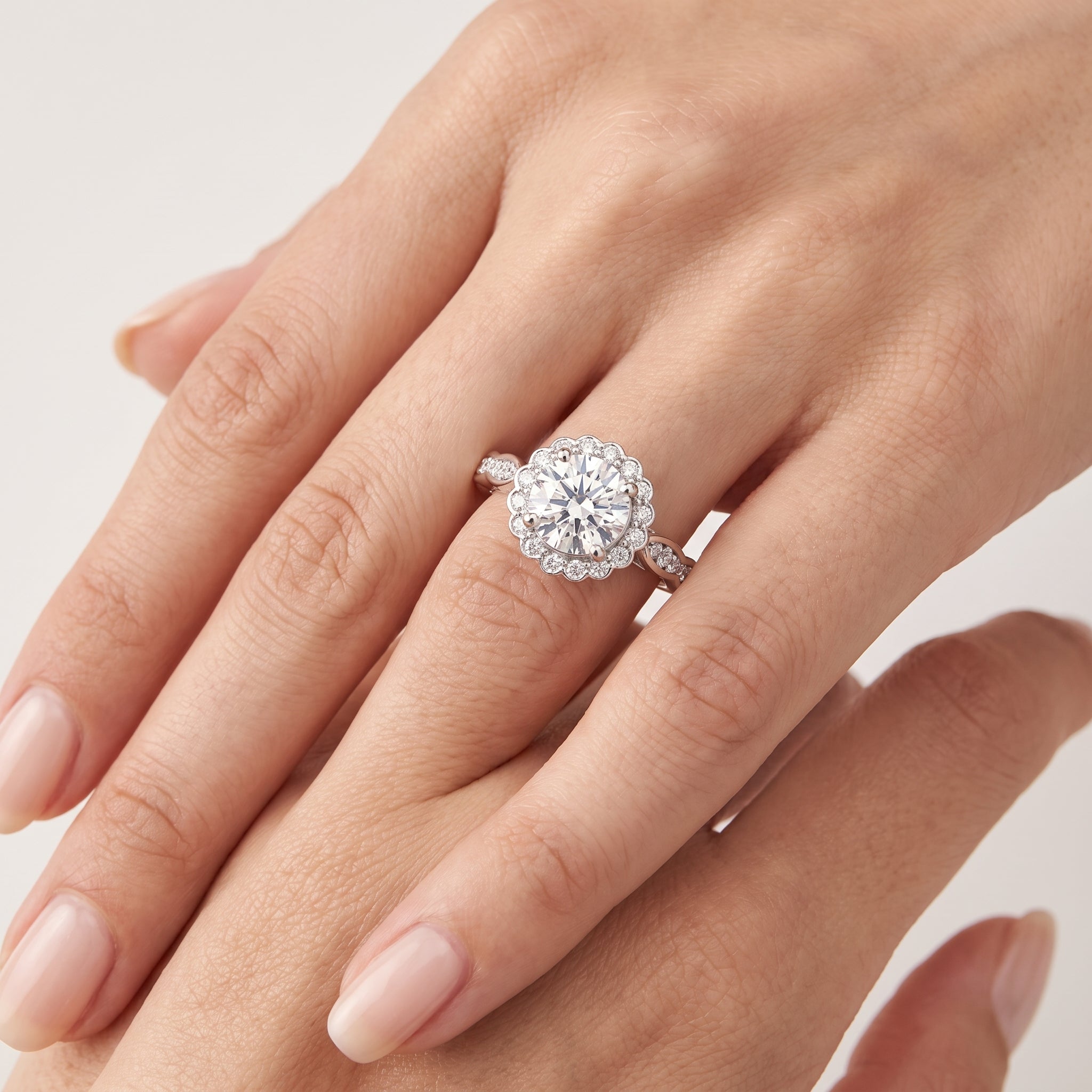 _lifestyle_image@SKU:R7538-LADR01000004W #metal_10k-white-gold+origin_lab-grown+quality_g-si