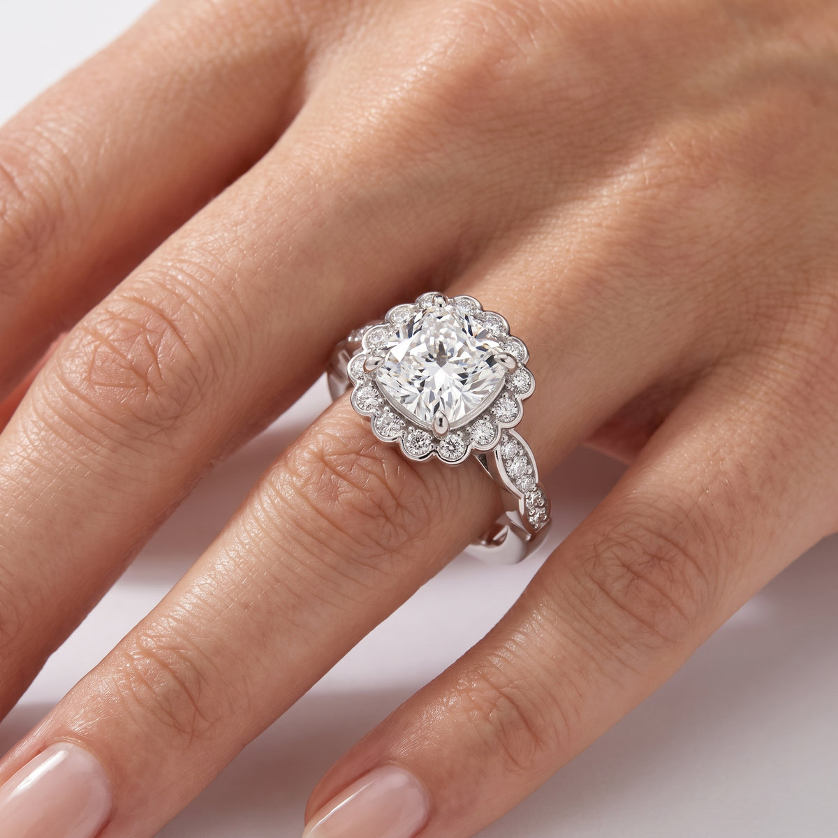 _lifestyle_image@SKU:R7538-NADC0200000PL #metal_platinum+origin_lab-grown+quality_ef-vs2+