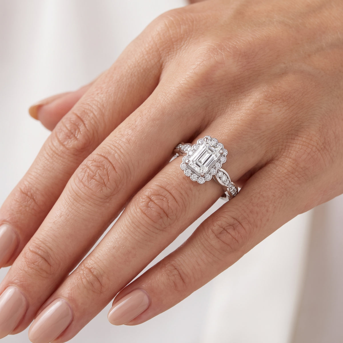 _lifestyle_image@SKU:R7538-NADE0100000PL #metal_platinum+origin_lab-grown+quality_ef-vs2+