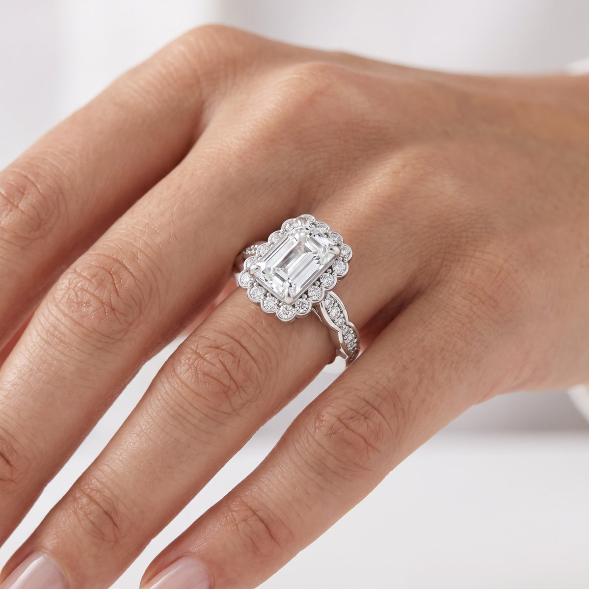 _lifestyle_image@SKU:R7538-NADE02000004W #metal_14k-white-gold+origin_lab-grown+quality_ef-vs2+