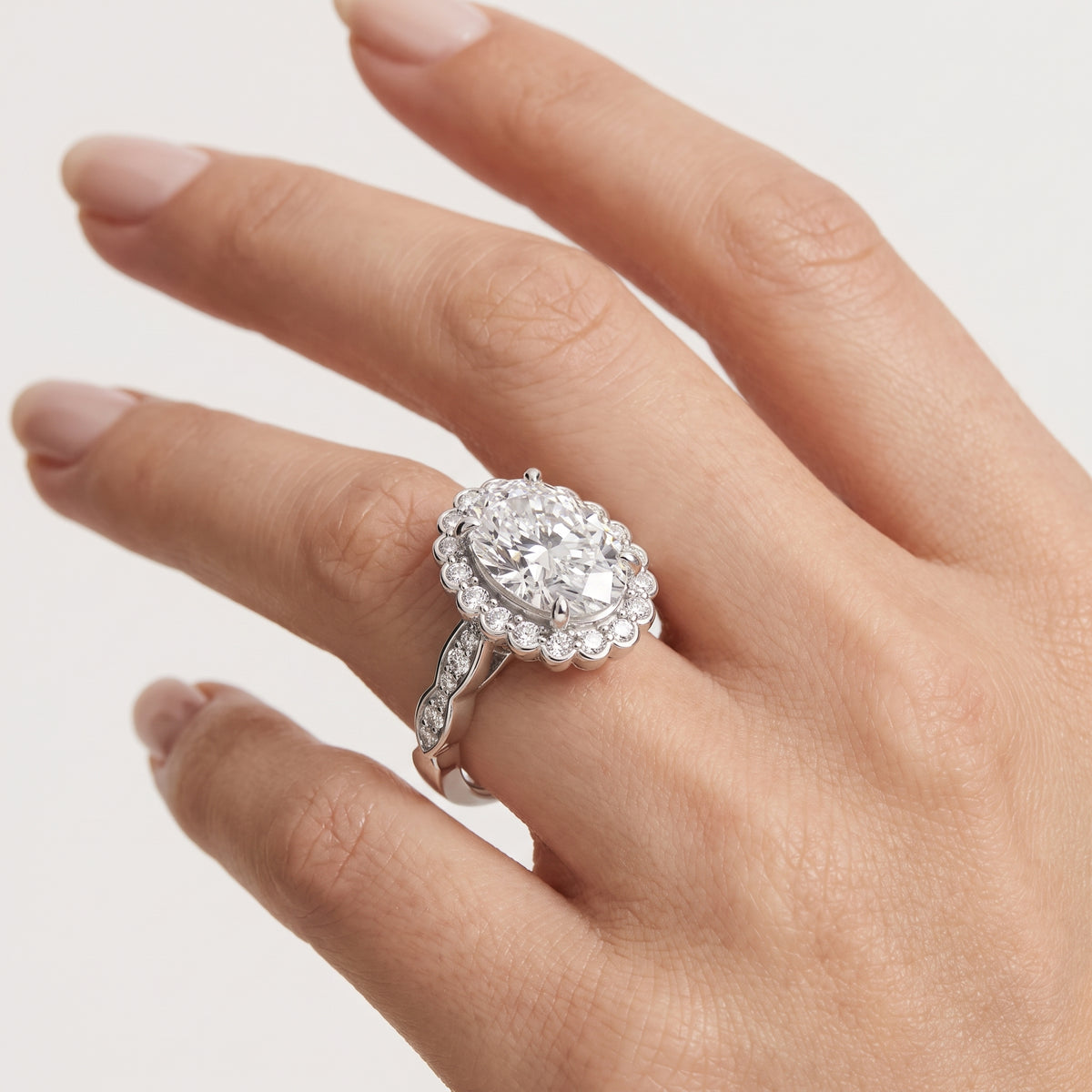 _lifestyle_image@SKU:R7538-NADO02000004W #metal_14k-white-gold+origin_lab-grown+quality_ef-vs2+