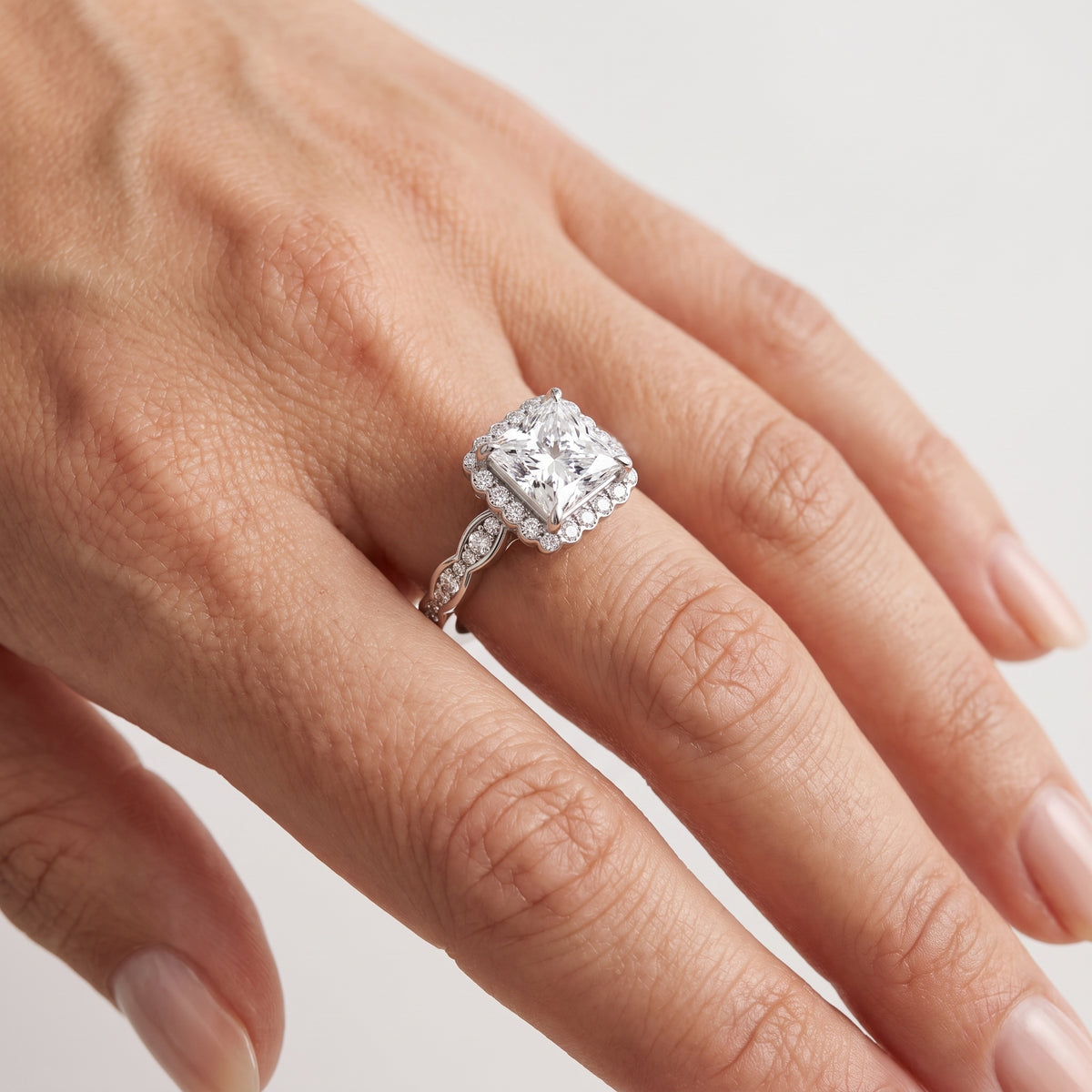 _lifestyle_image@SKU:R7538-NADP0200000PL #metal_platinum+origin_lab-grown+quality_ef-vs2+