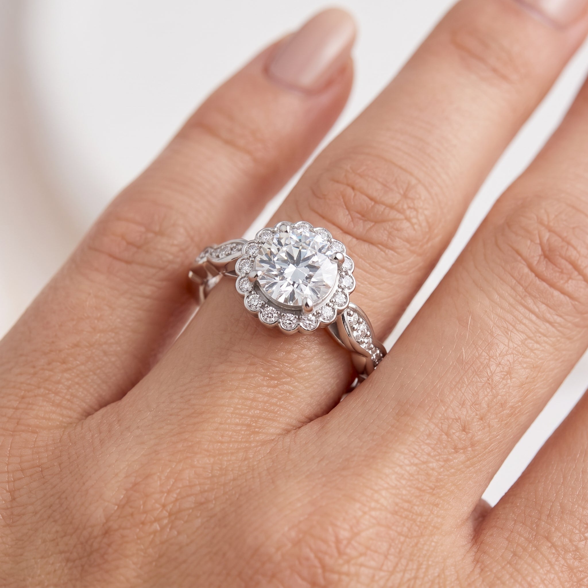 _lifestyle_image@SKU:R7538-NADR0100000PL #metal_platinum+origin_lab-grown+quality_ef-vs2+