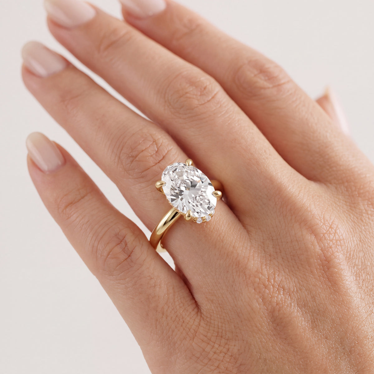 _lifestyle_image@SKU:R7604-LADO03000004Y #diamond-quality_g-si+metal_10k-yellow-gold+origin_lab-grown+