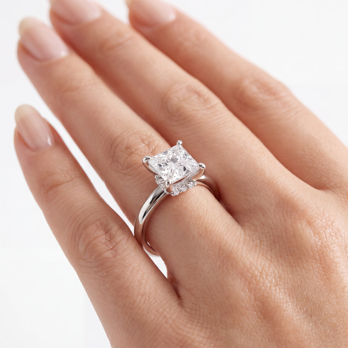 _lifestyle_image@SKU:R7604-LADP02000004W #diamond-quality_g-si+metal_10k-white-gold+origin_lab-grown+