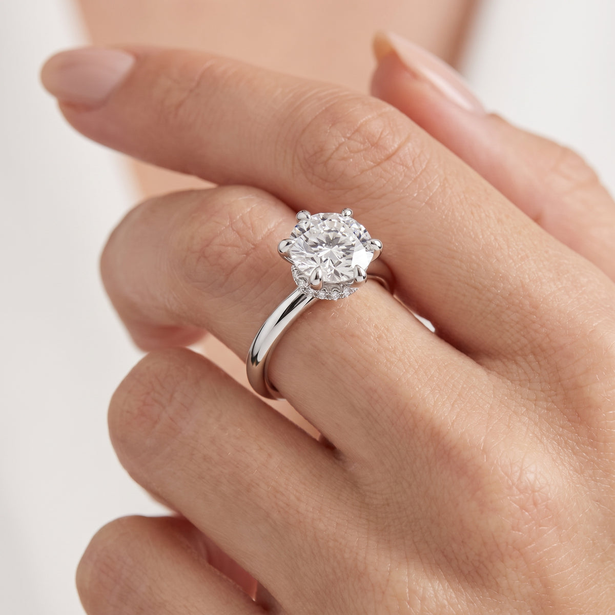 _lifestyle_image@SKU:R7604-LADR04000004W #diamond-quality_g-si+metal_10k-white-gold+origin_lab-grown+