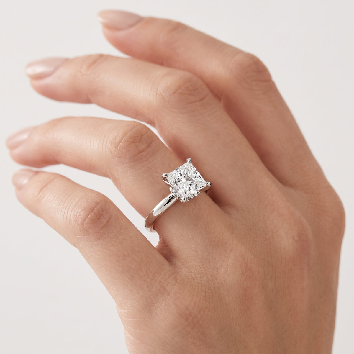 _lifestyle_image@SKU:R7604-NADP0200000PL #diamond-quality_ef-vs2++metal_platinum+origin_lab-grown+