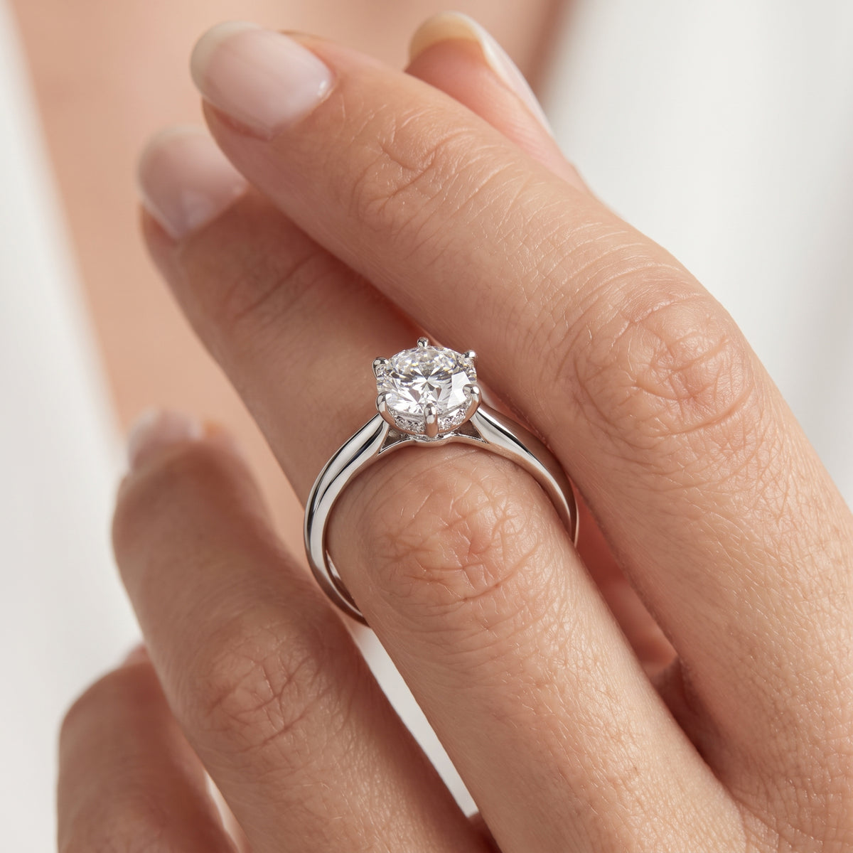 _lifestyle_image@SKU:R7604-NADR01000004W #diamond-quality_ef-vs2++metal_14k-white-gold+origin_lab-grown+