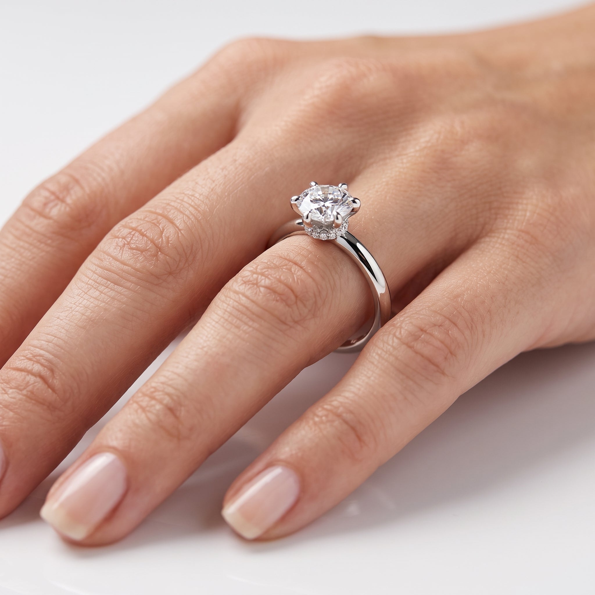 _lifestyle_image@SKU:R7604-NADR0100000PL #diamond-quality_ef-vs2++metal_platinum+origin_lab-grown+