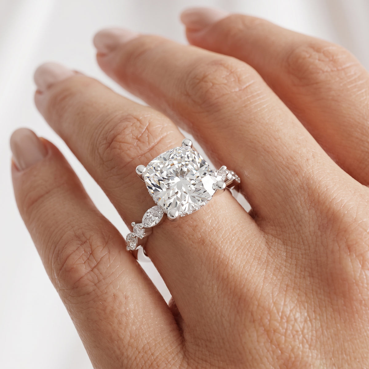 _lifestyle_image@SKU:R7698-NADC03000004W #metal_14k-white-gold+origin_lab-grown+quality_ef-vs2+