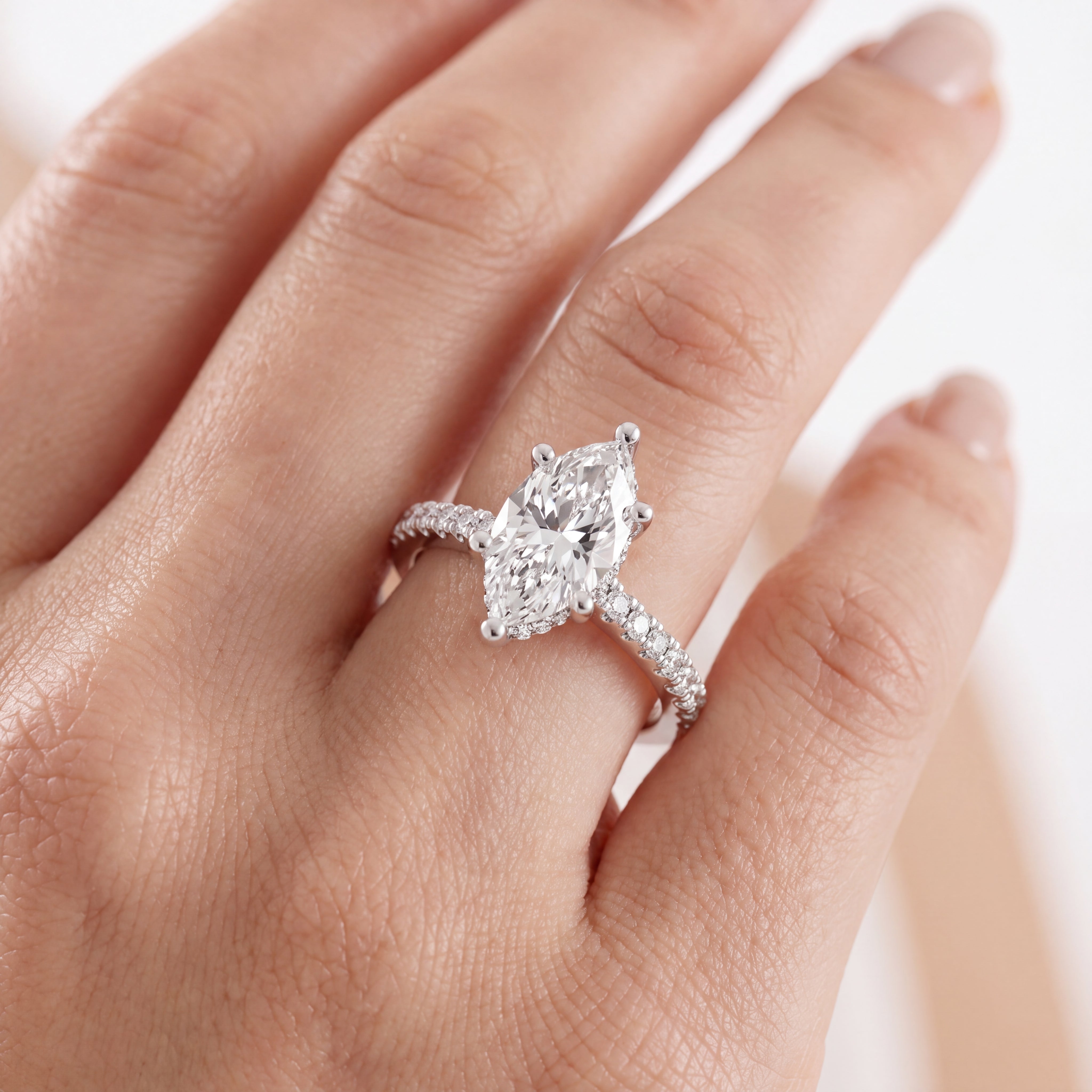 _lifestyle_image@SKU:R7711-NADM01000004W #metal_14k-white-gold+origin_lab-grown+quality_ef-vs2+