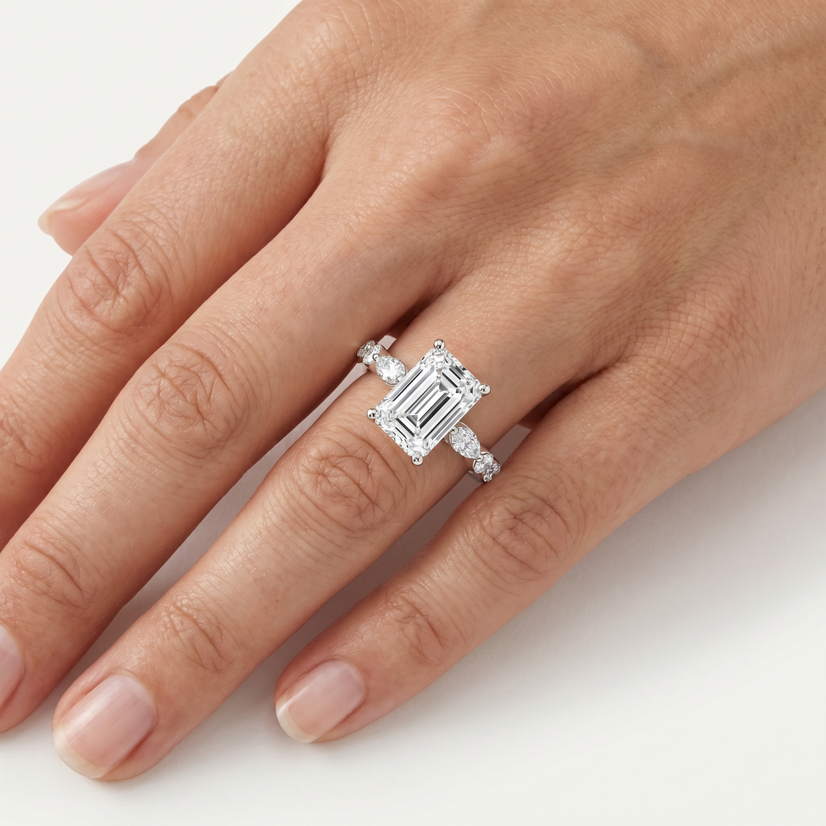_lifestyle_image@SKU:R7716-NADE02400004W #metal_14k-white-gold+origin_lab-grown+quality_ef-vs2+