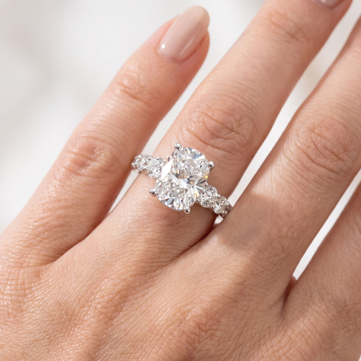 _lifestyle_image@SKU:R7716-NADZ0300000PL #metal_platinum+origin_lab-grown+quality_ef-vs2+