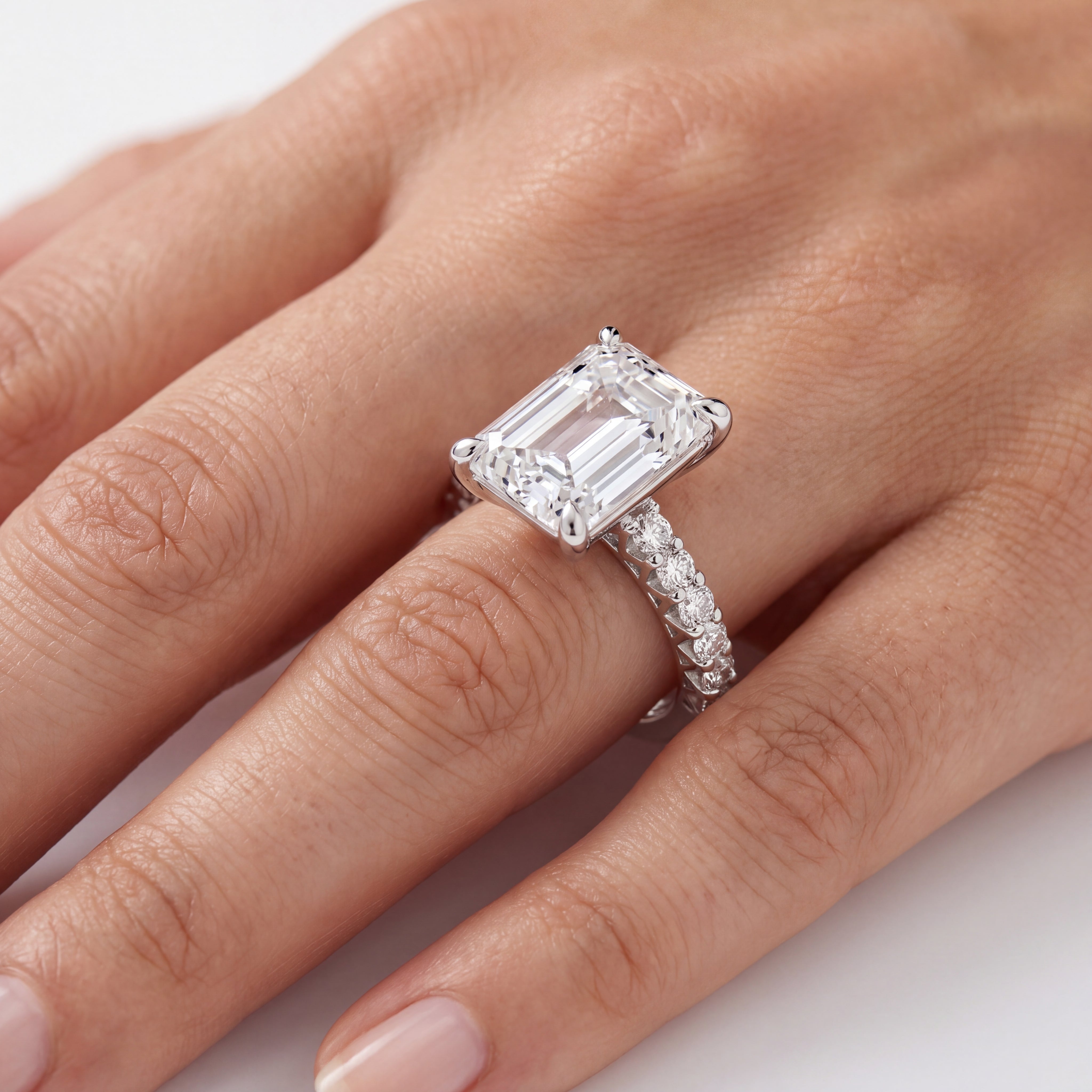 _lifestyle_image@SKU:R7746-LADE04000004W #metal_10k-white-gold+origin_lab-grown+quality_g-si