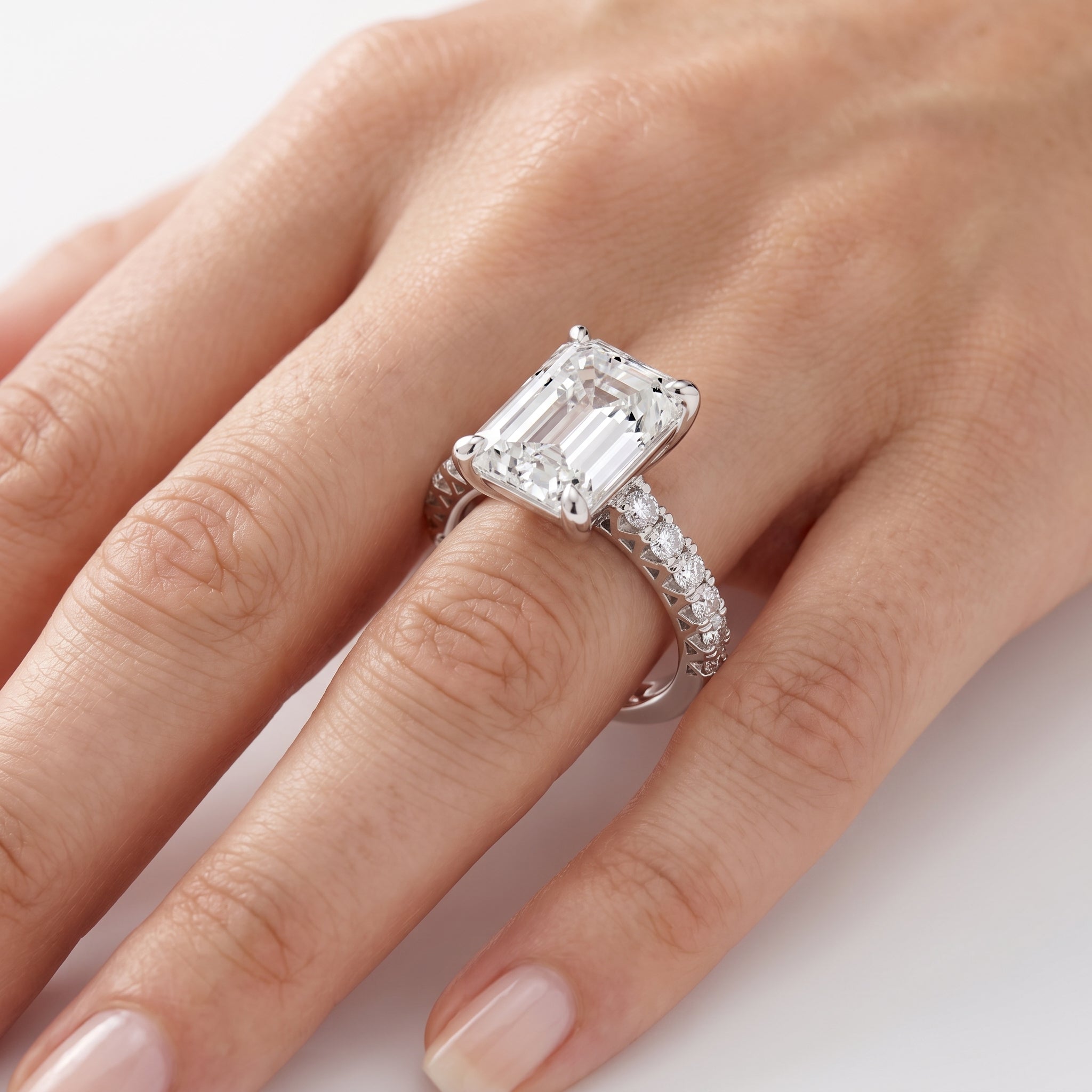_lifestyle_image@SKU:R7746-NADE0400000PL #metal_platinum+origin_lab-grown+quality_ef-vs2+